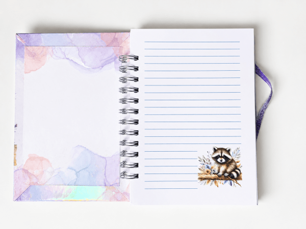 Cuaderno de Mapache sobre Rama con Elastico
